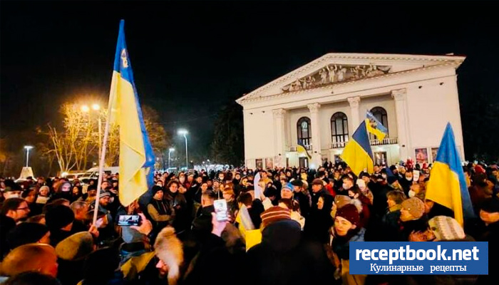 Митинг 22 февраля 2022 года. Мариуполь - это Украина, россию тут не ждут!! На фоне - позже уничтоженный авиационной бомбой драмтеатр.